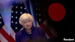 资料照片:2023年11月10日,美国财政部长耶伦在加利福尼亚州旧金山与中国副总理何立峰会晤后出席新闻发布会。(路透社照片)