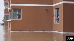 中国河北涿州民众被洪水围困家中救助救援。(2023年8月2日)