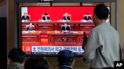 2023年6月17日,星期六,韩国首尔火车站,电视屏幕上显示了朝鲜领导人金正恩在新闻节目中的照片(右下)。