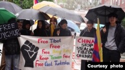哈佛学生在哈佛大学肯尼迪学院外举行抗议活动(2024年4月20日)(Students for a Free Tibet提供)