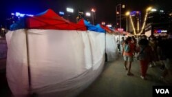 香港夜缤纷首个湾仔海缤市集10月1日傍晚,因应中国国庆烟花汇演暂停营运超过5小时,当晚10时半烟花汇演结束后,不少摊档仍然关闭没有恢复营业,有市民认为当局的安排影响市集气氛 (美国之音/汤惠芸)