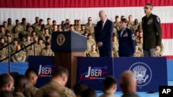 အမေရိကန်သမ္မတ Joe Biden စက်တင်ဘာ ၉ ရက် အကြမ်းဖက်တိုက်ခိုက်ခံရတဲ့ အောက်မေ့ဖွယ် ၂၂ နှစ်ပြည့် အခမ်းအနားကို အလက်စကားပည်နယ် Anchorage အခြေစိုက် စစ်စခန်းမှာတက်ရောက်စဥ်။
