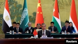 资料照:中国外长王毅在北京钓鱼台国宾馆与沙特、约旦、埃及、印尼、巴勒斯坦人和伊斯兰合作组织举行会谈。(2023年11月20日)