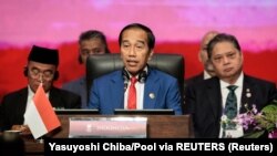 Tổng thống Indonesia Joko Widodo (giữa) phát biểu tại Hội nghị cấp cao Đông Á lần thứ 18 trong khuôn khổ Hội nghị cấp cao ASEAN lần thứ 43 tại Jakarta, Indonesia, vào ngày 7 tháng 9 năm 2023.