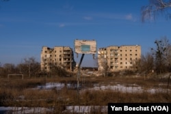 资料照片:伊久姆一座毁于战火的建筑。(2023年2月22日,美国之音博夏特拍摄)