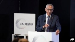 资料照片: 在迪拜举行的联合国第28届气候峰会期间,时任白宫高级顾问的波德斯塔在美国中心发表讲话。(2023年12月2日)