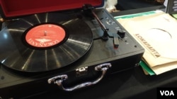 Piringan Hitam berisi rekaman Pidato Presiden Soekarno di Konferensi Asia Afrika tahun 1955 koleksi LOKANANTA Solo diputar dan ditanpilkan di SEAPAVAA, Selasa (11/6). Foto: VOA/ Yudha Satriawan