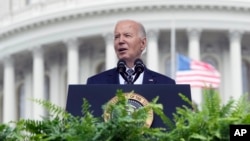 资料照:美国总统拜登在白宫前讲话。(2024年5月15日)