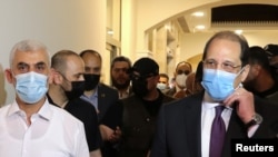 资料照片:巴勒斯坦哈马斯加沙领导人叶海亚·辛瓦尔和埃及情报总局局长阿巴斯·卡迈勒2021年5月31日在加沙会面。