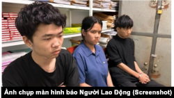 Ba nghi phạm Trung Quốc tại cơ quan công an. Họ trong độ tuổi từ 16 đến 18