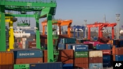 中国天津港的集装箱和吊车 (2023年1月16日)