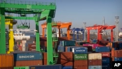 中国天津港的集装箱和吊车 (2023年1月16日)