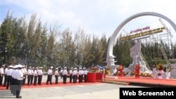 越南军方人士向越南葛麻岛军人纪念碑进香。(2023年3月14日)