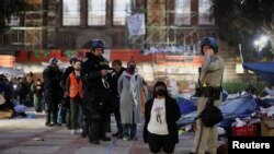 California တက္ကသိုလ်က ဂါဇာစစ်ဆန့်ကျင်ရေး ဆန္ဒပြကျောင်းသားတွေကို ရဲတပ်ဖွဲ့ ဖယ်ရှားဖမ်းဆီးနေစဉ် (မေ ၂၊ ၂၀၂၄)