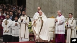 教宗方济各在梵蒂冈圣彼得大教堂主持平安夜弥撒。(2023年12月24日)