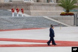 中国领导人习近平在北京人大会堂欢迎越共总书记苏林到访。(2024年8月19日)