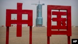 2023 年 5 月 29 日,在中国西北部的酒泉卫星发射中心,神舟 16 号飞船安装在长征火箭的顶部。