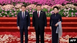 中国领导人习近平及夫人彭丽媛在人大会堂会晤在北京参加一代一路论坛的时任意大利总理朱塞佩·孔特。(2019年4月26日)