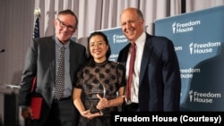中国海外民主活动人士王炳章的女儿王天安(中)在华盛顿的自由之家领取为她的父亲颁发的2024年度自由奖。(右一)自由之家总裁迈克尔·J·阿布拉莫维兹(Michael J. Abramowitz)出席颁奖仪式。 (2024年5月9日)