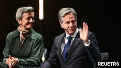 2023年5月31日,美国国务卿安东尼·布林肯在瑞典吕勒奥举行的贸易和技术委员会的活动中与欧盟委员会副主席玛格丽特·维斯塔格在一起。(路透社照片)