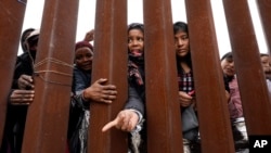 Bức tường biên giới tại San Diego, California.