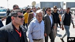 联合国秘书长安东尼奥·古特雷斯(中)2024年3月23日抵达拉法与加沙地带边界的埃及一侧