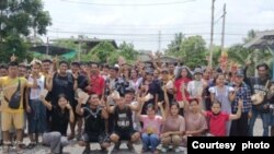 ထိုင်းနိုင်ငံက ပိတ်သိမ်းသွားတဲ့ စက္ကူစက်ရုံက အလုပ်လက်မဲ့ဖြစ်သွားတဲ့ မြန်မာအလုပ်သမားတွေ နစ်နာကြေးရရှိပြီးမြင်ကွင်း။ (သြဂုတ် ၅၊ ၂၀၂၄)