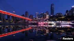 资料照:中国重庆夜景倒映在嘉陵江水面上。(2022年8月22日)