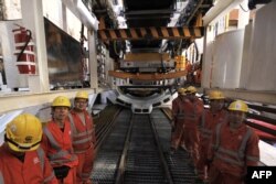 资料照:在以色列城市拉马特甘一个地铁建设工地做工的中国工人。(2017年2月19日)