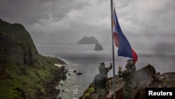 菲律宾士兵在该国最北端的巴丹群岛举行升旗仪式。(2023年6月29日)