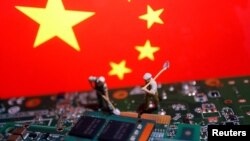 资料照:以中国国旗为背景的工人和半导体芯片图示。