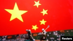 资料照:以中国国旗为背景的工人和半导体芯片图示。