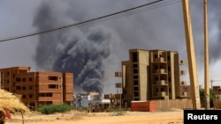 资料照:苏丹喀土穆北部,准军事快速支援部队与军队发生冲突。空袭后,建筑物上空升起浓烟。 (路透社摄于2023年5月1日)