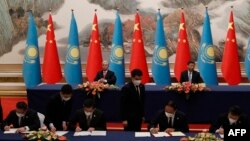 中国领导人习近平与中亚国家哈萨克斯坦总统托卡耶夫在西安举行中亚峰会前出席两国的协议签订仪式。(2023年5月17日)