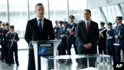 Міністр закордонних справ Угорщини Петер Сіярто заявив у Брюсселі, що його уряд не буде брати участь у діях НАТО спрямованих на військову допомогу Україні і що Будапешт не буде виділяти кошти на такі програми альянсу.