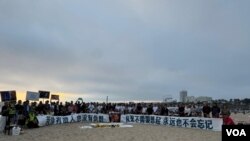 7月13日,中国人权活动家刘晓波逝世七周年纪念日,洛杉矶上百名民主人士齐聚在著名的圣莫妮卡(Santa Monica)海边,举行了默哀、献花、诗朗诵和点蜡烛等仪式,纪念刘晓波。