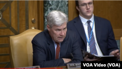 美国参议院国际麻醉品管制核心小组的主席、预算委员会主席谢尔登·怀特豪斯参议员(Sheldon Whitehouse )在有关中国的洗钱组织的听证会上。(2024年4月30日)