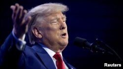 美国前总统特朗普星期四(2023年8月3日)到联邦法院报道,开始对其指控司法程序的第一步。