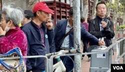 中国大陆旅客在土瓜湾一间酒楼吃完午饭后,聚集在行人路边抽烟 (美国之音/汤惠芸)