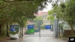 上海公共卫生临床中心的大院入口,中国科学家张永振在被赶出位于该中心的实验室后,曾在实验室门外静坐示威。(2024年4月30日)