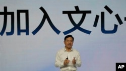 资料照:百度总裁李彦宏展示人工智能聊天机器人文心一言。(2023年3月16日)