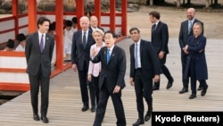 在日本广岛参加G7峰会的领导人参观日本古迹严岛神社。(2023年5月19日)