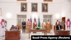 资料照片:苏丹军方和快速支援部队的代表在沙特港口城市吉达签署7天的停火协议。(2023年5月20日)