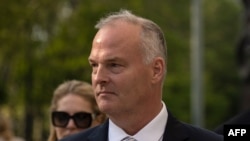 退休纽约警察,美国私家侦探迈克尔·麦克马洪(Michael McMahon)2023年5月31日离开纽约市的联邦法庭。他被控非法充当中国政府代理人,参与猎狐行动。(美联社照片)