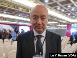 现居伦敦的世界维吾尔基督教联盟首席执行官安华托帝・博格达(Enver Tohti Bughda)(美国之音特约记者李贤拍摄)。