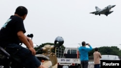 台湾民众在新竹空军基地附近观看台湾空军幻影2000-5型战机起降。(2024年5月23日)