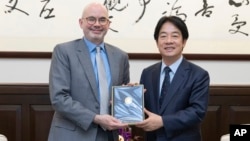 在这张台湾总统府发布的照片中,台湾总统赖清德与美国在台协会(AIT)台北办事处新任处长谷立言(Raymond F. Greene)合影。(2024年7月10日)