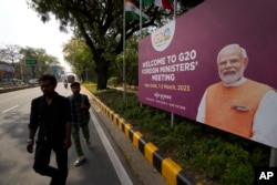 新德里街头竖立的印度总理莫迪欢迎20国集团外长前去参会的宣传画。(2023年3月1日)