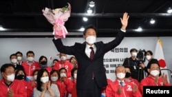 韩国首都首尔市长吴世勋2021年4月8日庆祝自己取得市长选举胜利。(路透社)