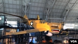 资料照片:位于首都华盛顿城外杜勒斯国际机场附近的美国航空航天博物馆史蒂文·乌德沃尔-哈齐中心所展示的一架机首涂有鲨鱼齿的P-40战斗机。(2022年5月31日)